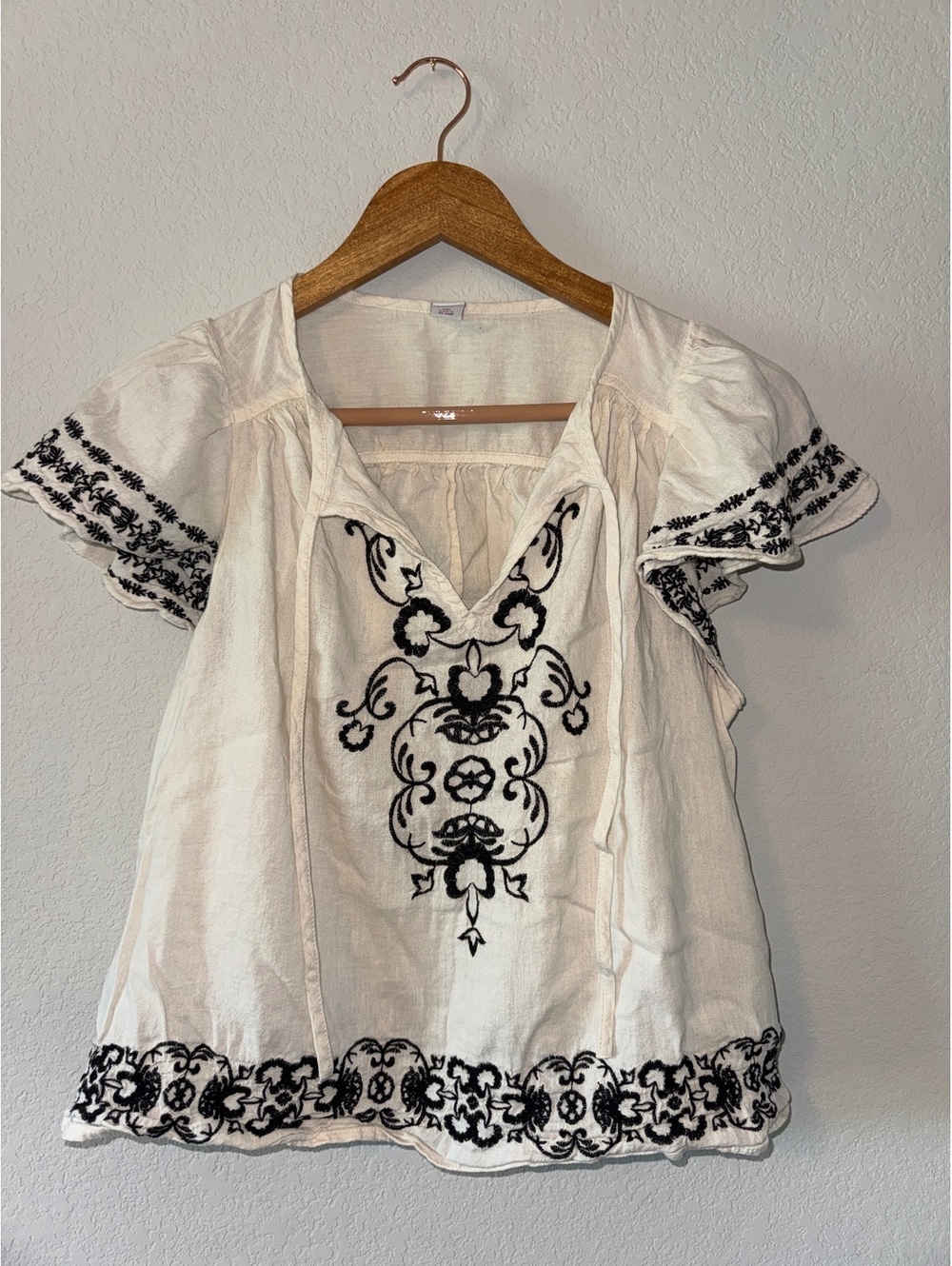 Small Old Navy Women’s Black and White Floral Patterned Embroidered Shirt